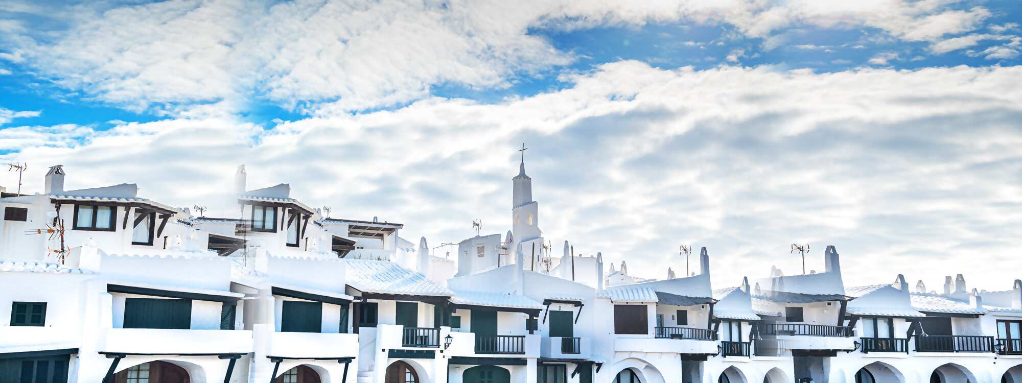 Blick auf das malerische weiße Dorf Binibeca vell auf den Balearen von Menorca
