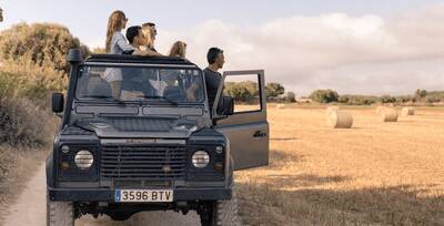 Steig in einen robusten Land Rover Defender und entdecke auf einer geführten Tour die verborgenen Schätze Menorcas. Du fährst über ländliche Wege, vorbei an Bauernhöfen und dramatischen Klippen und genießt beeindruckende Ausblicke auf die Küste.