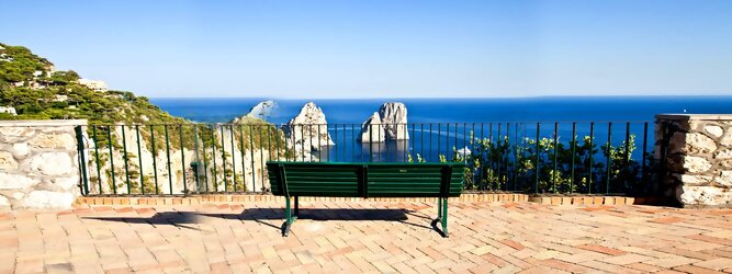 Trip Menorca Feriendestination - Capri ist eine blühende Insel mit weißen Gebäuden, die einen schönen Kontrast zum tiefen Blau des Meeres bilden. Die durchschnittlichen Frühlings- und Herbsttemperaturen liegen bei etwa 14°-16°C, die besten Reisemonate sind April, Mai, Juni, September und Oktober. Auch in den Wintermonaten sorgt das milde Klima für Wohlbefinden und eine üppige Vegetation. Die beliebtesten Orte für Capri Ferien, locken mit besten Angebote für Hotels und Ferienunterkünfte mit Werbeaktionen, Rabatten, Sonderangebote für Capri Urlaub buchen.
