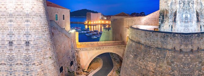 Trip Menorca Stadt Urlaub - Dubrovnik - Einen Wahnsinns Panoramablick hat man von Dubrovniks Hausberg Srd. Empor geht’s ganz easy und entspannt, minutenschnell mit der Luftseilbahn. Für begeisterte GOT-Fans empfiehlt sich die speziell geführte Game-of-Thrones-Tour zu den bekanntesten Drehorten und Schauplätzen der erfolgreichen Kultserie, der Eiserne Thron ist auf der kleinen idyllischen Insel Lokrum zu bestaunen. Die beliebtesten Orte für Dubrovnik Ferien, locken mit besten Angebote für Hotels und Ferienunterkünfte mit Werbeaktionen, Rabatten, Sonderangebote für Dubrovnik Urlaub buchen. Reisedaten eingeben und Hotel Flug Mietwagen Attraktionen Taxis für eine Dubrovnik Reise flexibel buchen. Sollten sich die Pläne ändern, sind viele der Unterkünfte und Zimmer in Dubrovnik kostenfrei stornierbar.