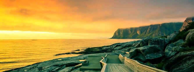 Trip Menorca Feriendestination Norwegen – Schwindelfrei auf Preikestolen – die spektakuläre Felskanzel erhebt sich als steile Plateauklippe über dem Lysefjord. Die Aussicht über den Fjord ist atemberaubend, schwindelfrei sein ist Voraussetzung. Es lohnt sich auf jeden Fall, schon mitten in der Nacht aufzustehen, um den magischen Moment des überwältigend schönen Sonnenaufgangs mitzuerleben, grandios wie sich die ersten Sonnenstrahlen in den steilen Felswänden verfangen und die Bergmauern zum Leuchten bringen. Dieser Augenblick inspiriert zur Demut und Dankbarkeit. Die beliebtesten Orte für Ferien in Norwegen, locken mit besten Angebote für Hotels und Ferienunterkünfte mit Werbeaktionen, Rabatten, Sonderangebote für Norwegen Urlaub buchen.
