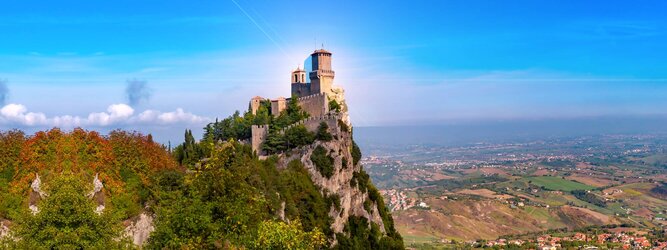 Trip Menorca Urlaubsdestination - San Marino – Hol ihn dir – den heißbegehrten Einreise-Stempel von San Marino. Nimm deinen Reisepass, besuche die örtliche Tourismusbehörde, hier wird die kleine Trophäe in dein Reisedokument gestempelt, es sieht gut aus und ist eine supertolle Urlaubserinnerung. Dieses neue Trendy-Reiselust-Souvenir passt ausgezeichnet zu den anderen außergewöhnlichen Stempeln deiner vergangenen Reisen. San Marino ist ein sehr interessanter Zwergstaat, eine Enklave, vollständig von Italien umgeben, eine der ältesten bestehenden Republiken und eines der reichsten Länder der Welt. Die beliebtesten Orte für Ferien in San Marino, locken mit besten Angebote für Hotels und Ferienunterkünfte mit Werbeaktionen, Rabatten, Sonderangebote für San Marino Urlaub buchen.